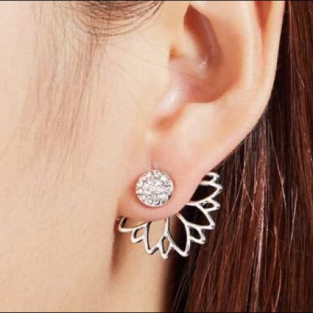 NWOT flower 🌸  gold/ silver earrings - Picture 2 of 4
